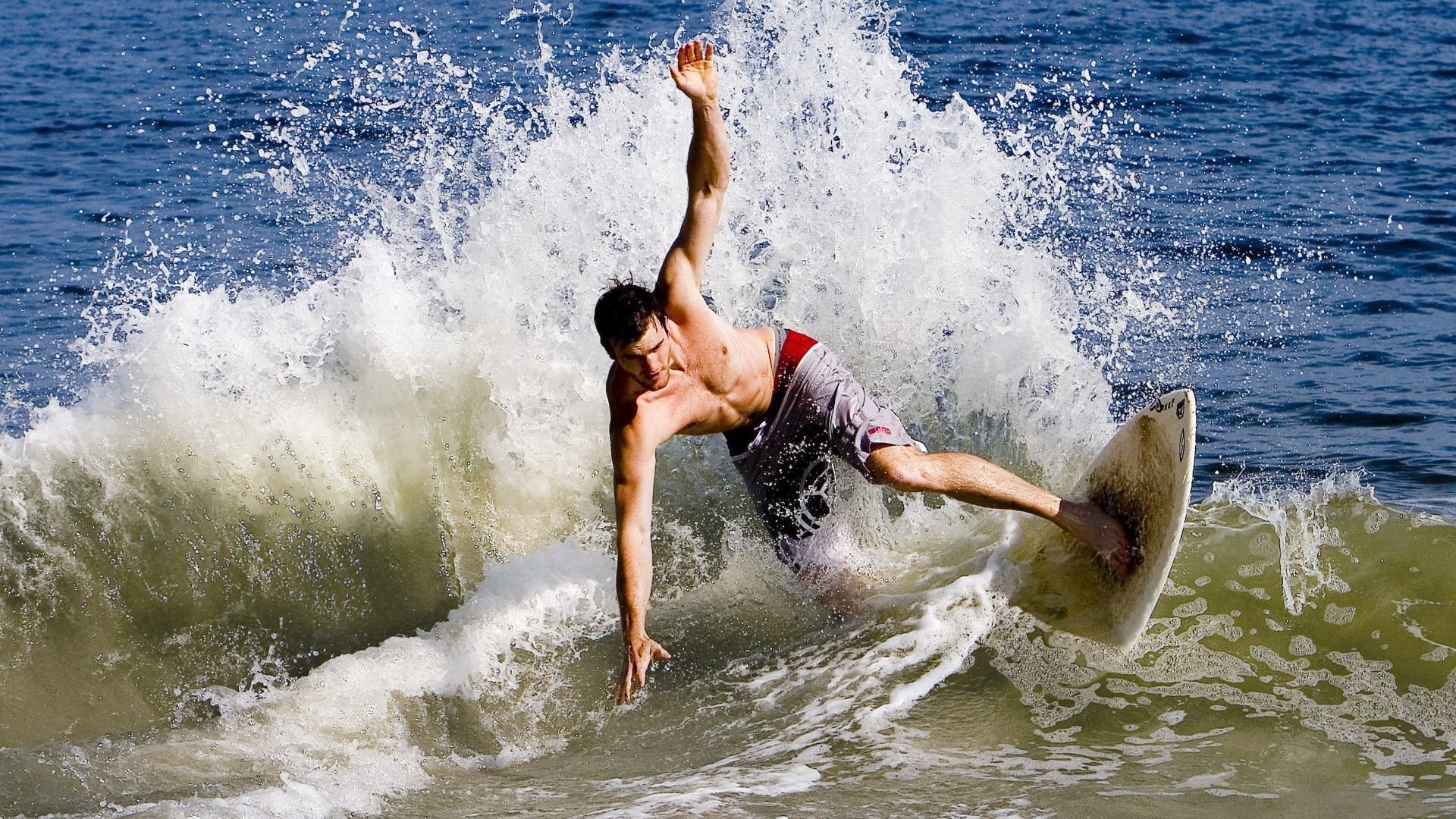 C罗赛后送球鞋给场边小球迷，c罗送队友手表